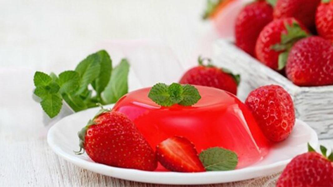 طرز تهیه ژله خانگی با طعم موز و توت فرنگی