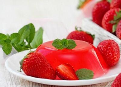 طرز تهیه ژله خانگی با طعم موز و توت فرنگی
